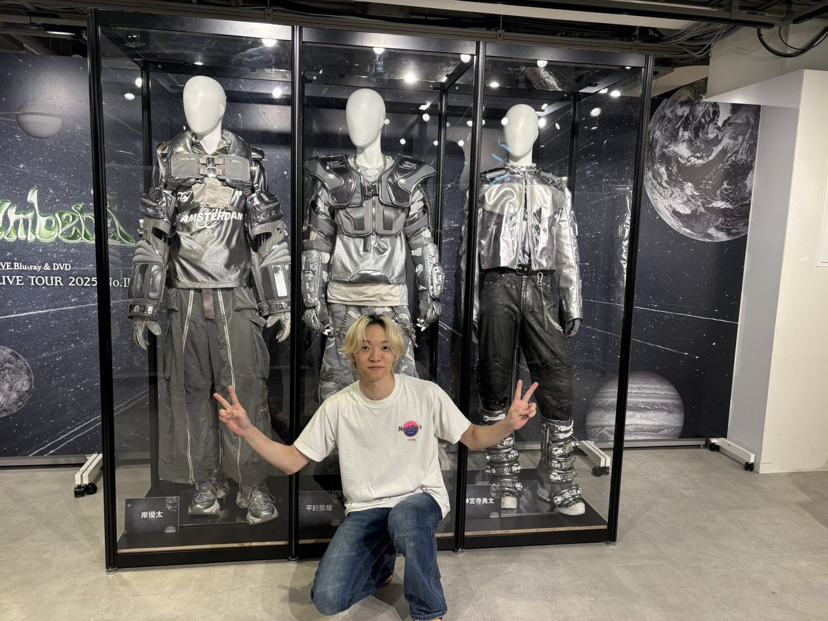 ChannelTaishi's tweet photo. Number_i 衣装展！
もはや仮面ライダーみたいなカッコよさまであった…

#HMV #渋谷 https://t.co/Ju677BpKWw