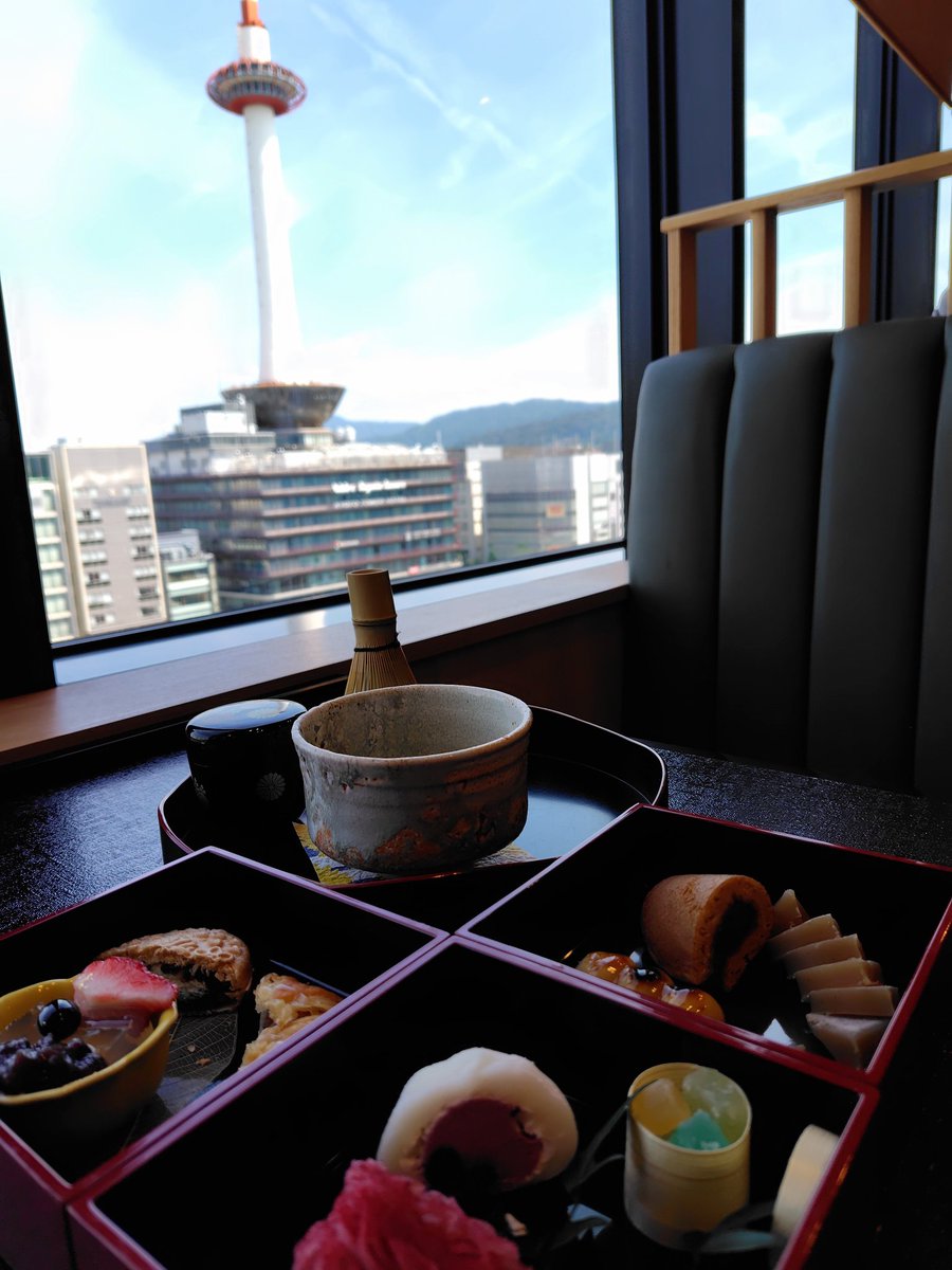 tksaico's tweet photo. 京都でアフタヌーンティー！
自分で点てるお抹茶！！初めて！
京都タワーviewに御重を順に開けていく体験型のようなワクワク感🥰
それぞれ味や食感が違ってどれも美味しかった💖
特に「栗の蒸し羊羹」と意外性のある「緋色のモンブラン」が絶品‼️
さすがの老舗和菓子店🌟
大満足❤️ https://t.co/rcuqJZ5gbF
