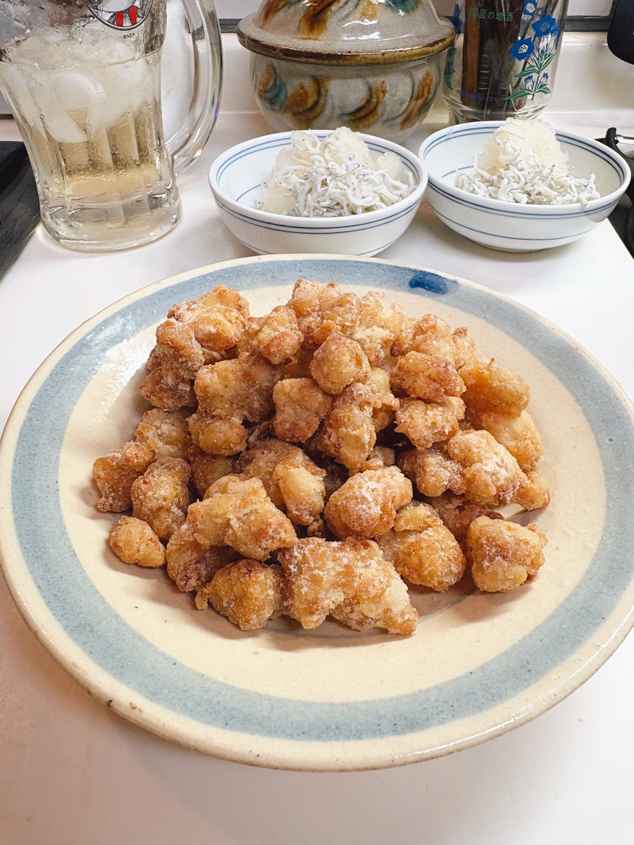 orie13a's tweet photo. 軟骨220gにヒガシマルのうどんスープの素揉み込んで10分、片栗粉まぶして揚げた。軟骨の唐揚げにうどんスープの素、マジで合うので試して欲しい。最後ちょっと味見して薄〜く塩胡椒振るといい感じ。美味しいよ。私あんま嘘言わないタイプの酒飲みだから信じていいよ。 https://t.co/1ZPilzyHPK