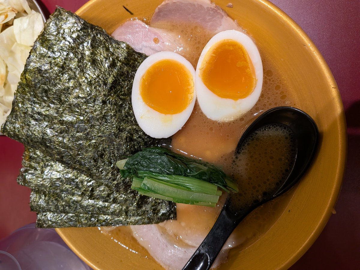 Pulins27's tweet photo. 東京駅の🍜ストリート！こんなに色々な種類の🍜屋さんがあって楽しいね！えらぺないよ！どの店も最高に美味しい！
家系が食べたかったからこちらのお店へ！めっちゃ濃厚で！途中で🧄とお酢を入れたら、すっぱくてさっぱりしてめっちゃ味変になって二段階で美味しかった！オススメ
#🍜　#家系　#東京駅 https://t.co/T8DDkwbtvr