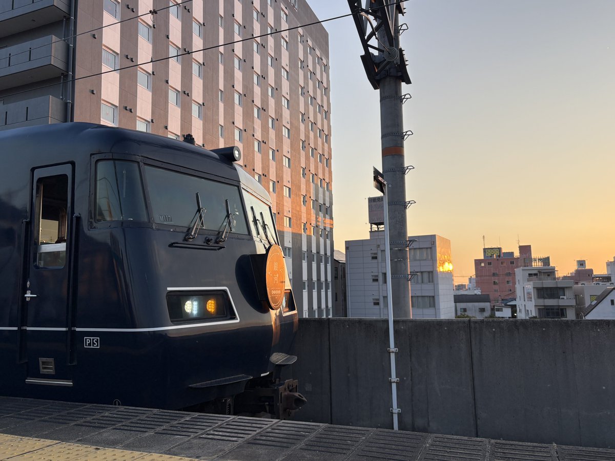 1101_BINO's tweet photo. 夕日に照らされるwest express 銀河 https://t.co/tkITTy3jin