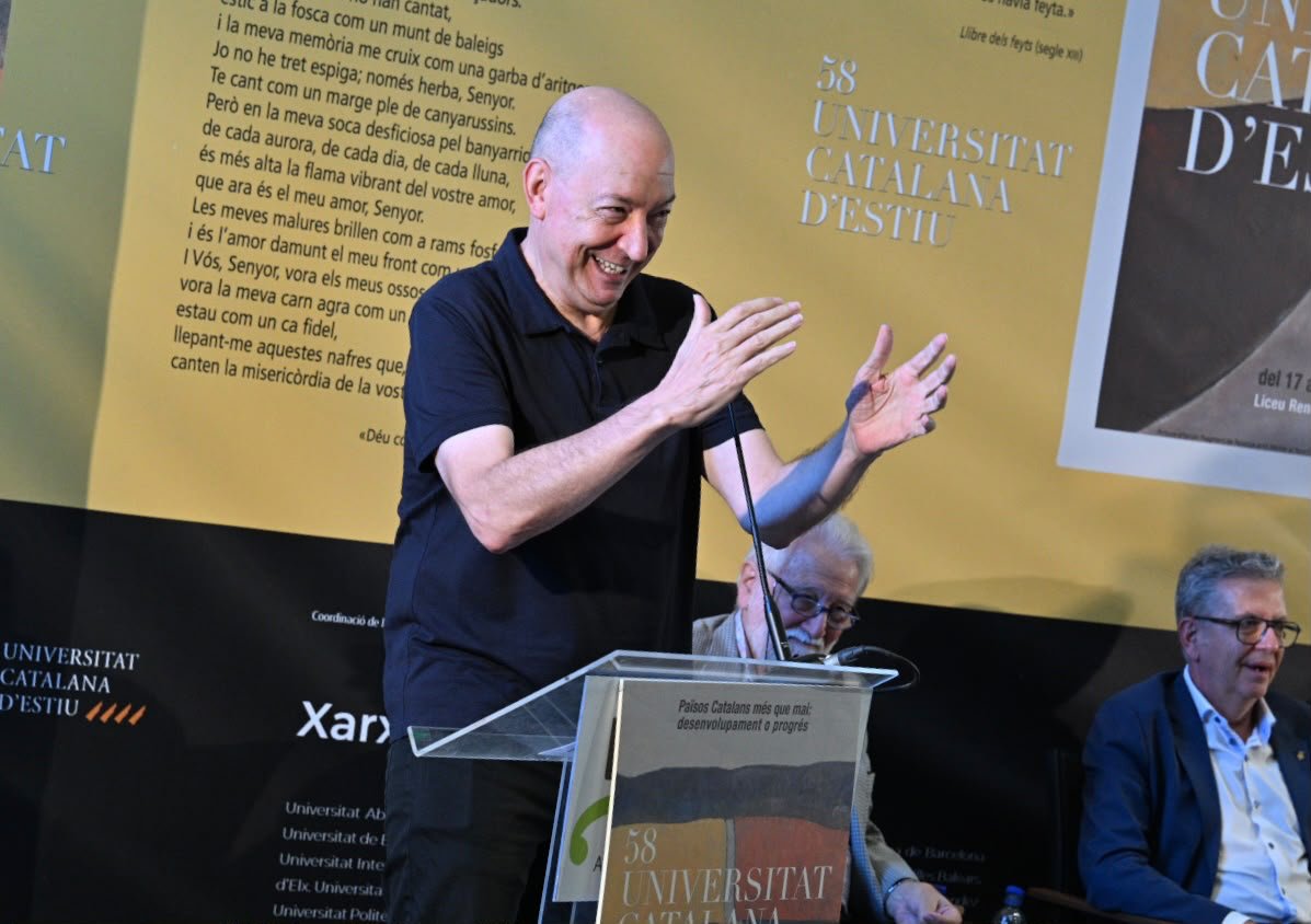 UCE_CAT's tweet photo. Entrega del Premi Canigó a El Punt Avui. El periodista @vicentsanchisll ha fet el discurs d'elogi. https://t.co/9LEnfrSJsY