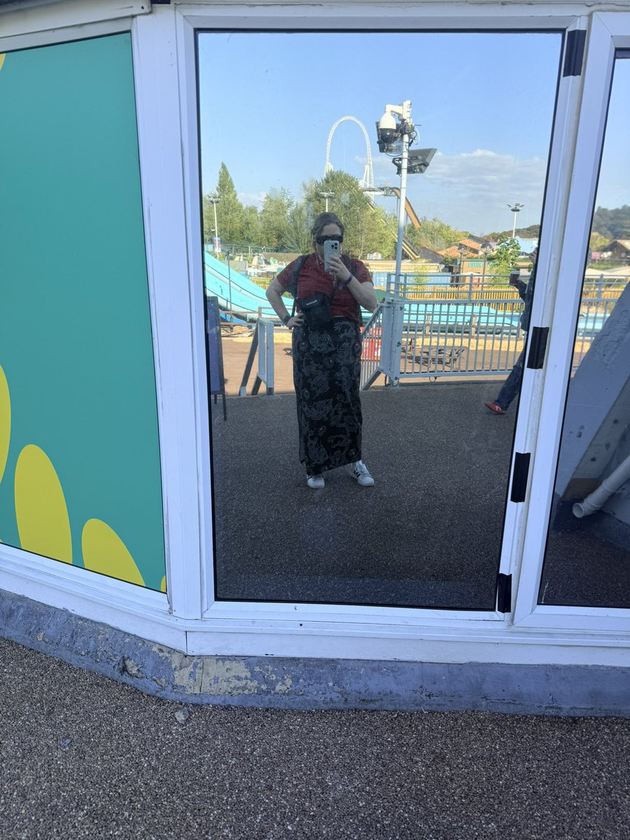 rmplaylist3's tweet photo. Hi it’s me just strolling around Thorpe park with my binoculars before opening hours xoxo https://t.co/bOQRNpSBj0
