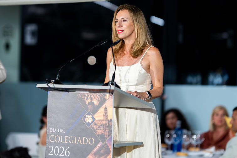 ColEnferMalaga's tweet photo. La delegada territorial de Salud y Consumo, @LuciaYeves, nos acompañó como madrina del #DíaDelColegiado2026.

Junto a nuestro presidente, José Miguel Carrasco, hizo entrega de los premios y dedicó unas palabras de reconocimiento y agradecimiento a la profesión enfermera. 💙 https://t.co/Yp3L37I0m3