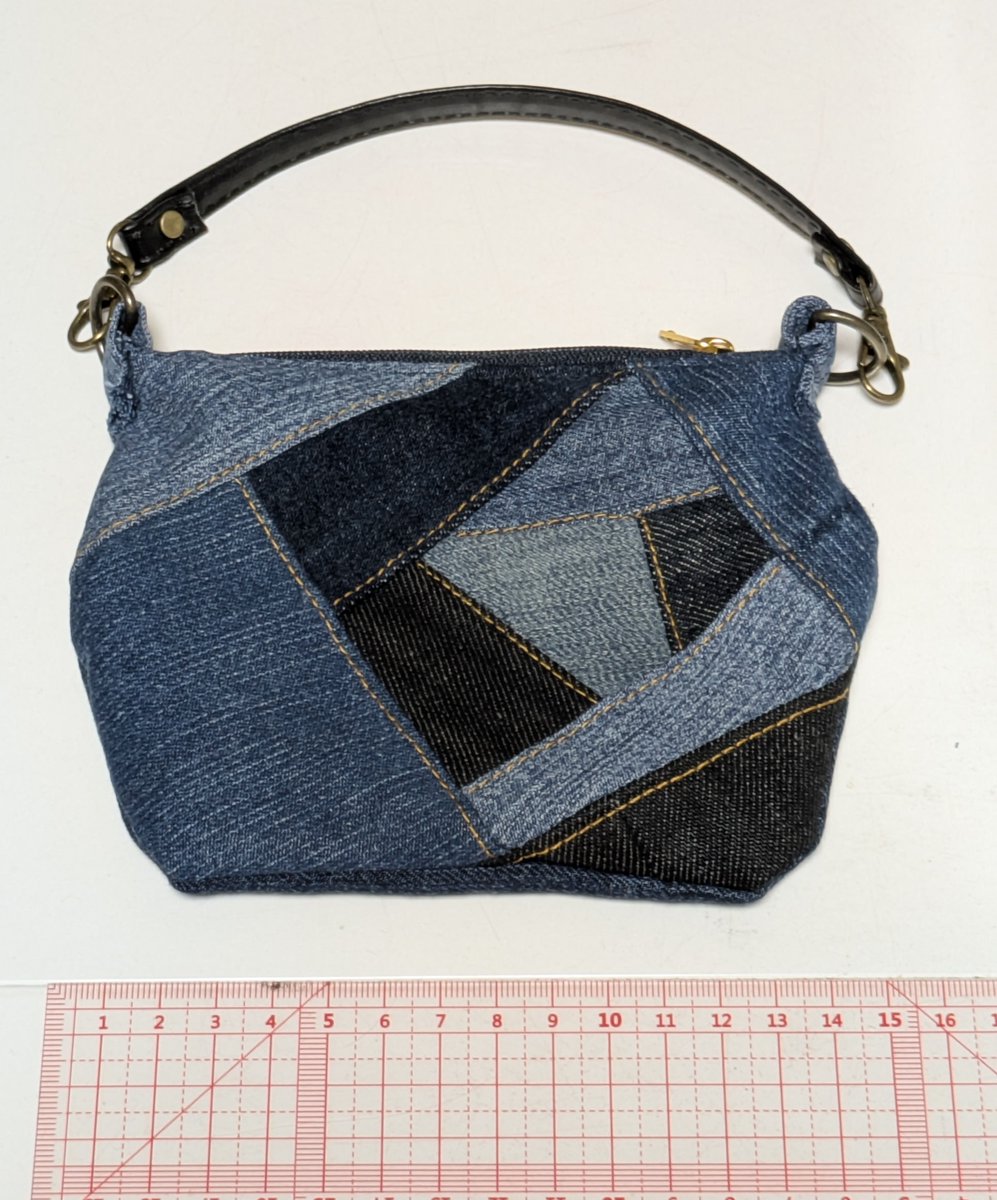 iryjah's tweet photo. 前に従姉妹に頼まれて作ったデニムエプロンリメイクのショルダーバッグの残りで、ミニポーチを作ってみた。
残ってた生地は大きさもそんなになかったからクレイジーキルト風にしてみました😊 https://t.co/8tsaEXwT4c