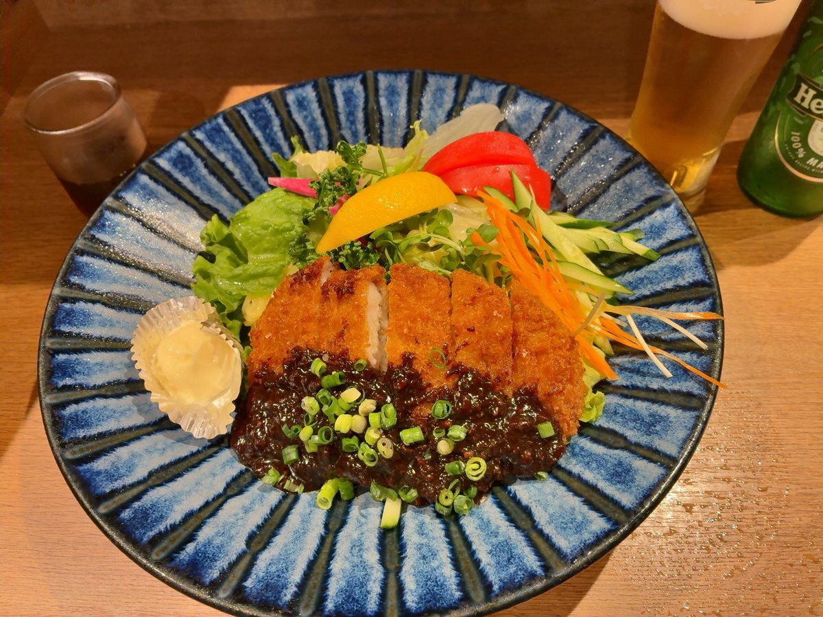 koubeshi's tweet photo. 晩ご飯は味噌カツ冷麺。実に名古屋。 https://t.co/v91FmWge5z