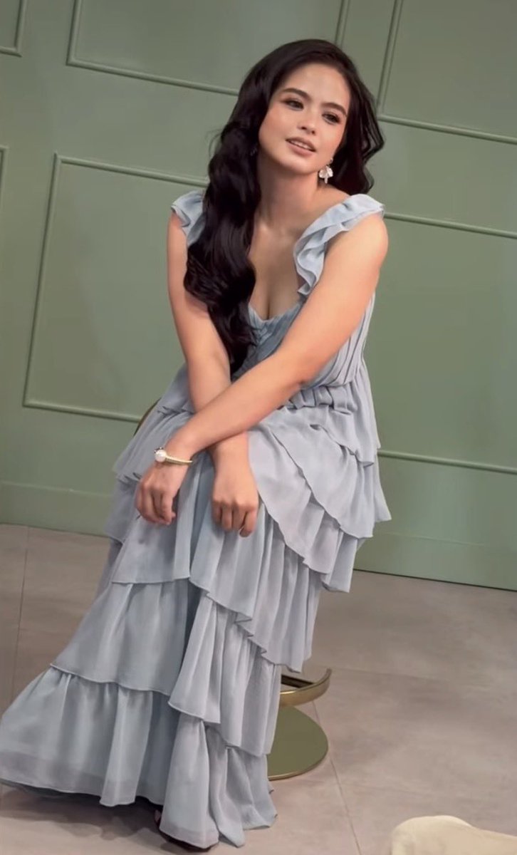 hzpinkk's tweet photo. i think this is the 1st time ever since i became a fan that i saw her wear sleeveless?? NABABADING AKO SAYO BEANCA https://t.co/hg3Qtj88uF