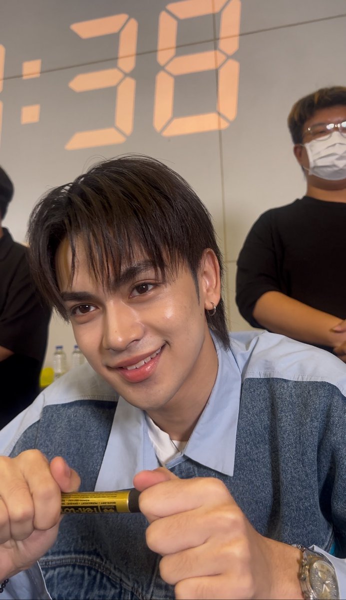 gasdfer's tweet photo. พี่รักน้องโต้ว่ะ สายตาแบบนี้จะเอาอะไรค้าบ😌 @photolerskitti #photopatawee
#iz #iZวันเดือนปีFansign https://t.co/KvBsJ5e99F