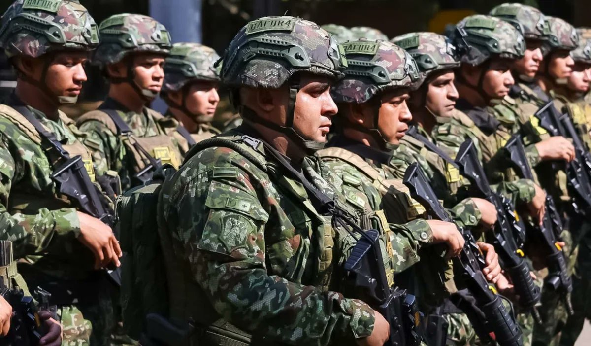 AmbientarteR's tweet photo. La nueva cúpula militar plantea una presencia permanente de las Fuerzas Militares en todo Colombia. El reto será convertir el anuncio en seguridad efectiva, legalidad y protección ciudadana. https://t.co/IgYf36Nt29 https://t.co/TJU20PqHeA