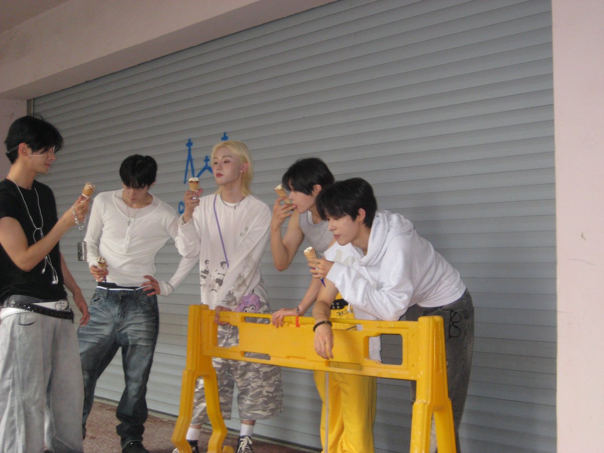 x_on_official_'s tweet photo. ⋆⸜🍦⸝⋆

#X_ON #엑스온
#JUNWON #SEUNGCHAN #MINYONG #DONGGUN #TAIYO https://t.co/dxHTtB7v8F