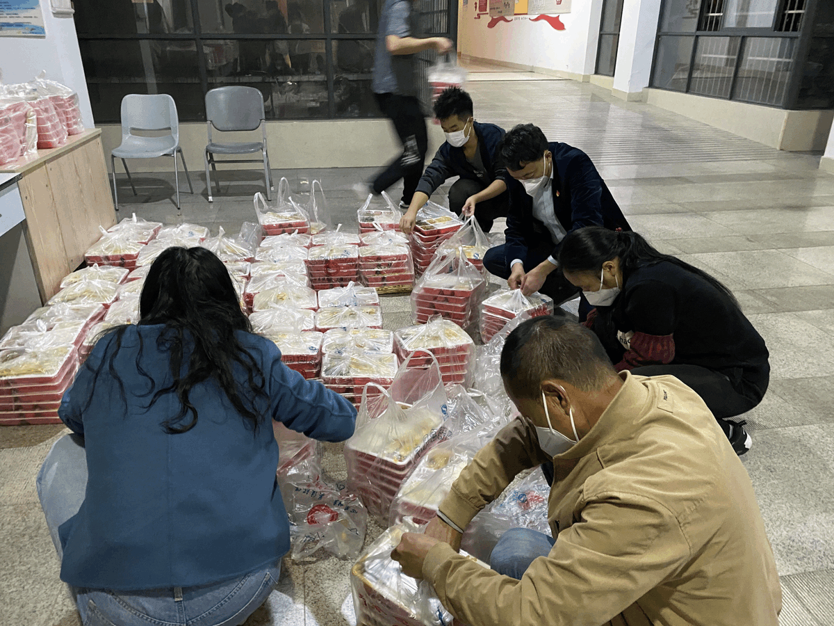 bunbi544055's tweet photo. Had an amazing morning volunteering at the community food bank today! Packed 20 care packages for unhoused neighbors and met so many warm, kind people. Small acts of kindness go such a long way—can’t wait to come back next month! https://t.co/rJcN4ZoC4S