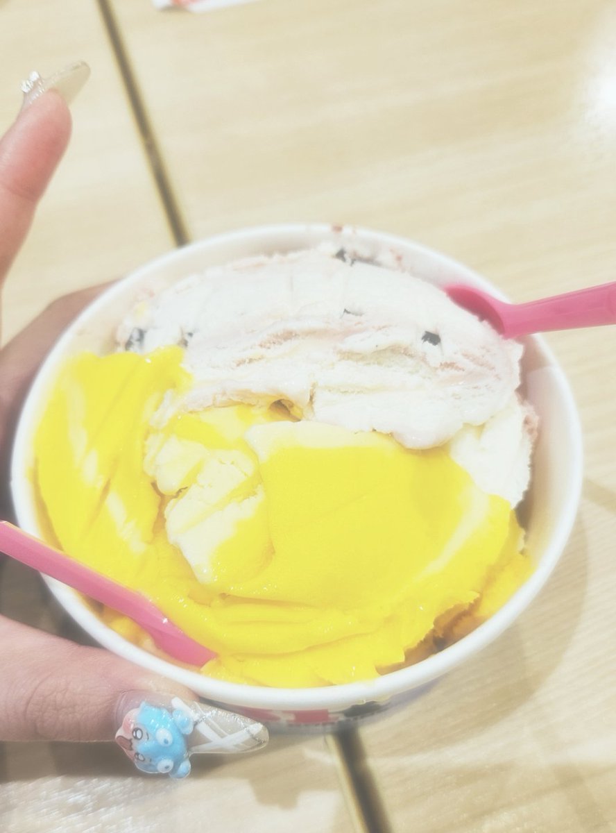 Like160724's tweet photo. 5連勤の折り返しまできた…
さすがに偉すぎるからマックとサーティワン食べる😭 https://t.co/6MRwi0cBDC