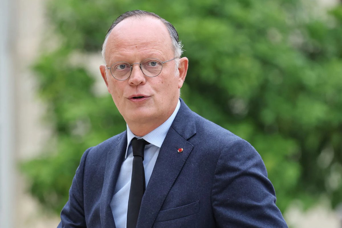 AlertesInfos's tweet photo. 🇫🇷 FLASH | Édouard Philippe s’EFFONDRE et se retrouve désormais à ÉGALITÉ avec Jean-Luc Mélenchon, qui poursuit sa progression. (sondage à paraître) https://t.co/2yRRQl6O5B
