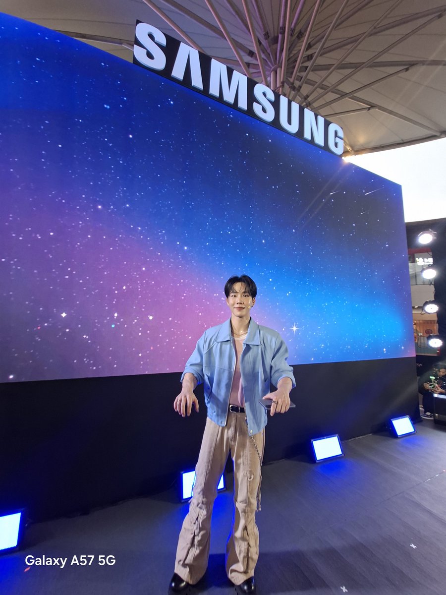 SamsungThailand's tweet photo. ใครคือคนดื้อตัวจริง หมูยอมาช่วยพี่ซซ โหวตกันหน่อยจ้า
ต่อด้วยดื้อยังไงก็น่าร้ากกกแบบพี่วอร์
#YinWar
#GalaxyxYinWar
#GalaxyA57 5G https://t.co/ZN5Z1dfzWA