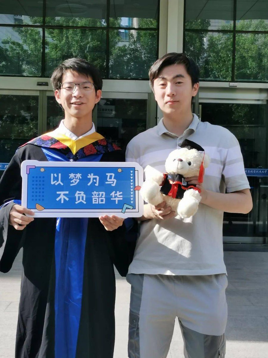 Chris081154's tweet photo. Graduation check  Took the last pic with my favorite lab mate today—gonna carry all the late-night study laughs and exam panic fidgets right into the next chapter. ， https://t.co/6Rtn8u2a9t