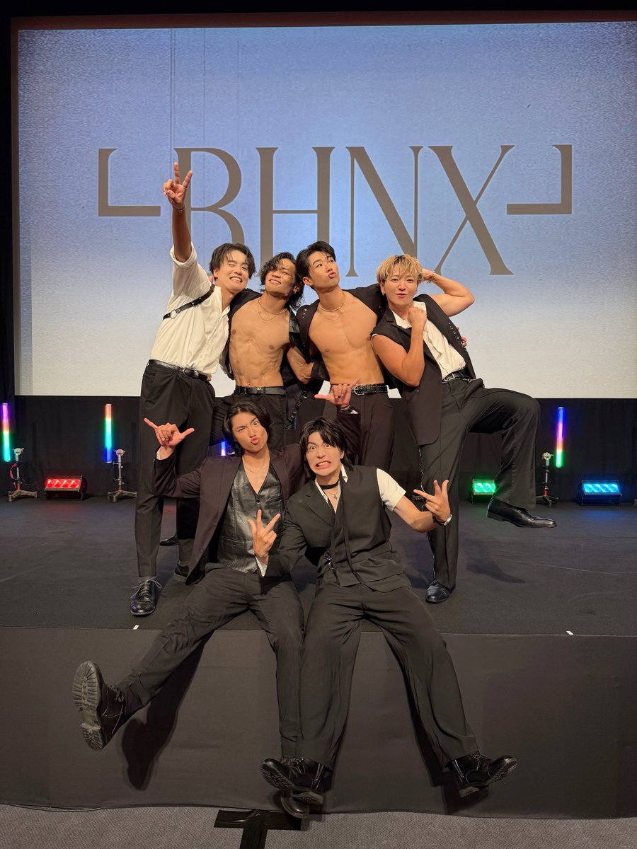 bhnx_official's tweet photo. 🔥└BHNX┘お台場ファンライジング FINAL LIVE🔥

30日の集大成のライブへご来場いただきましたみなさま、ありがとうございました✨

お台場ファンライジングを通して└BHNX┘に出会ってくださったみなさま✧
いつも応援してくださるみなさま✧
たくさんの方へお会いすることができ、素敵な夏の思い出になりました☀️

娯楽たんぱくさんとのコラボ商品も連日お楽しみいただきありがとうございました🍖🍹

この夏の経験を力に変えて、
└BHNX┘はここから更に進化していきます❤️‍🔥
これからも、ぜひ見届けてください‼️

#BHNX
#お台場ファンライジング