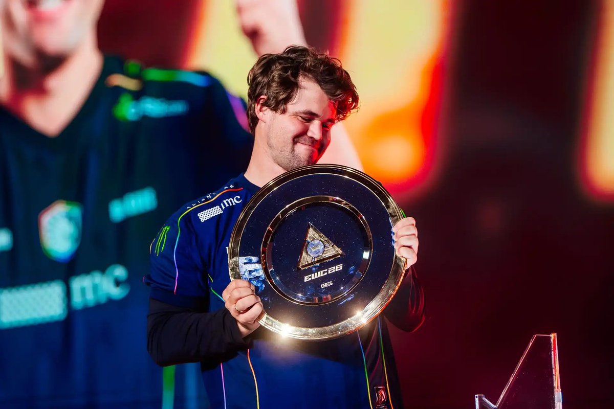 R6atualizado's tweet photo. 🐎 A Team Liquid vivia uma crise na Esports World Cup, até que...

Durante os anos, a Team Liquid se consolidou como o grande rival da Team Falcons na disputa do troféu do campeonatos de clubes da EWC, mas 2026 foi diferente.

A Cavalaria foi pra Paris em 10 modalidades e depois de 6 delas disputarem, o cenário era catasfrótico. Nenhum ponto conquistado somando Apex Legends, Dota 2, PUBG, EA Sports FC 26, MLBB e Overwatch 2.

Restavam quatro modalidades em duas semanas e o resultado foi:

🏅 200 pontos com a line BR de Rainbow Six
🏆 1000 pontos com o Magnus Carlsen no Xadrez
🥈 750 pontos com a line BR de CrossFire
🥈 750 pontos com o Epos no Trackmania

Os resultados somados fizeram a Team Liquid pular da última posição com 0 pontos para o 5° lugar com 2700 pontos em 10 dias.

Rendeu 2 milhões de dólares para os cofres da Cavalaria.