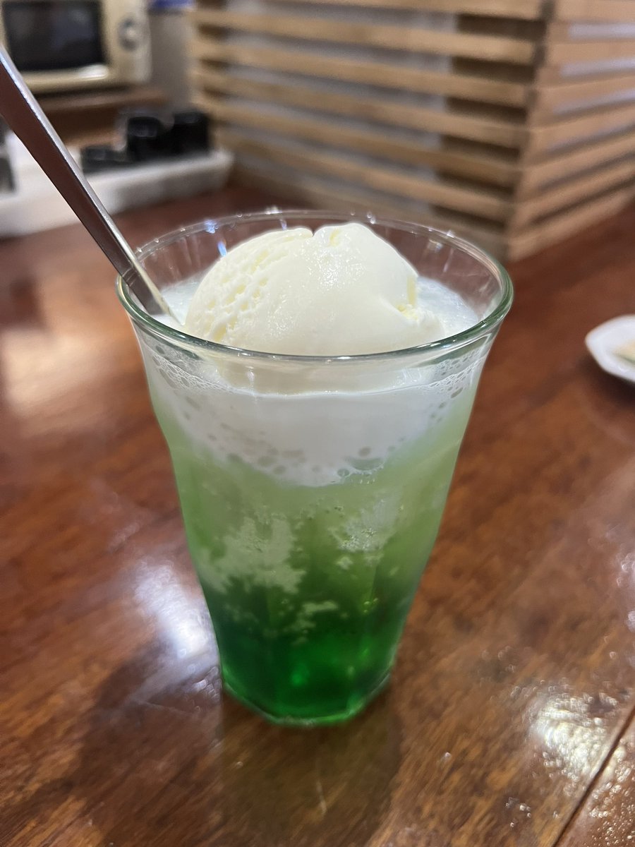 Ysnbhappy's tweet photo. 今日カフェで飲んだ、メロンクリームソーダ、美味しかった😊✨ https://t.co/2woWhs1OXv