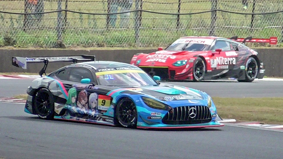 P71VicVetteJP's tweet photo. パシフィックもすっかりお馴染みのチームながら、比較的マシンの変更や他チームとのジョイント参戦、またジョイント先の変更が多い印象のチームでした。
ついに勝てるパッケージを手に入れられたことは感慨深くもあります。
個人的にはカーズ東海でもダメだったMP4-12C GT3に挑戦した姿が印象深く… https://t.co/4FvBgBRDCy