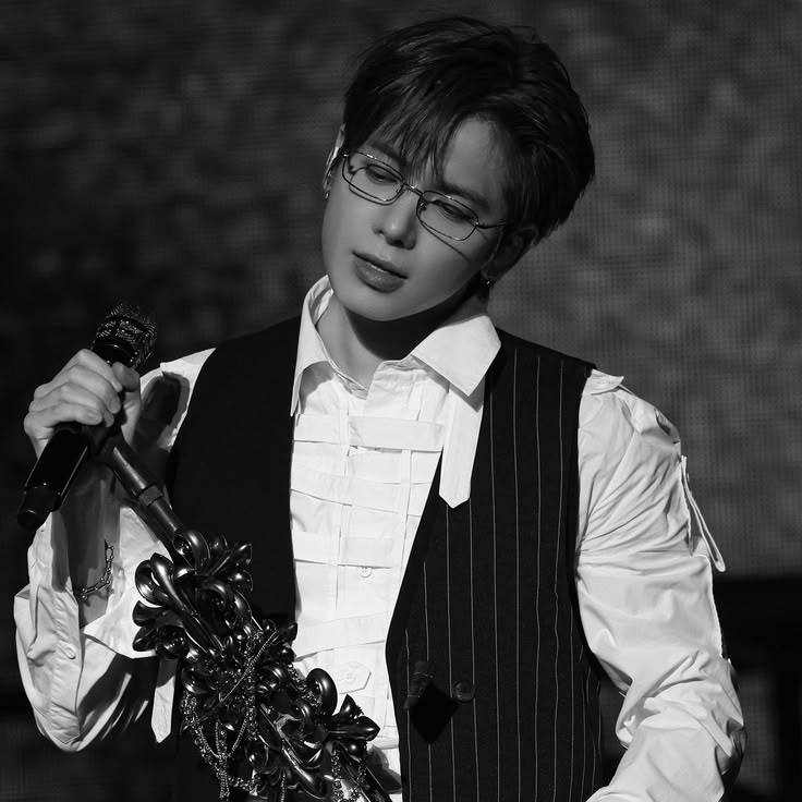 bamange100's tweet photo. 텬밤 같은 안경 다른 느낌 너무좋다진심으로 한명은 어디킬러부뒷처리과의 과장님 같고 한명은 사교클럽사모님 오신 거 같음 근데 둘이 결혼한사이임♡ https://t.co/LDr6PFKbAO