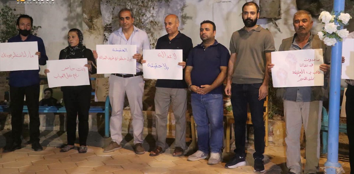 SyriaNewsm4's tweet photo. عائلات وذوو مفقودين يشاركون في فعالية «مقاعد الغياب» بمدينة #القامشلي، لاستذكار المفقودين والمختفين قسرياً وتسليط الضوء على معاناة عائلاتهم.

#مقاعد_الغياب #المفقودين #القامشلي #سوريا@SyriaNewsm4 https://t.co/CxpJbNM2C5