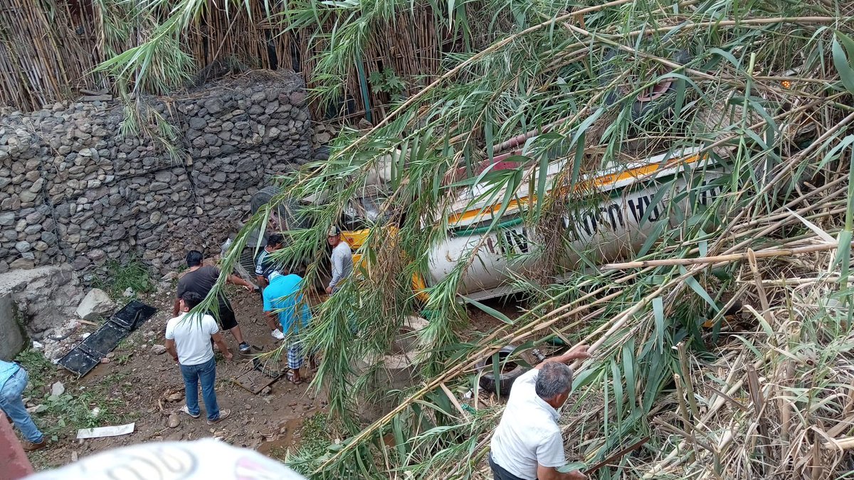 NotiRoja's tweet photo. #URGENTE 🚨| Esta tarde una pipa de agua se quedo sin frenos en una pendiente de carretera Donají a su paso se llevó un triciclo de un elotero y terminó volcándose en el cause del arroyo.

El Pipero quedó prensado y al lugar los servicios de emergencia ya laboran. #Oaxaca https://t.co/Nm4Sua28HY