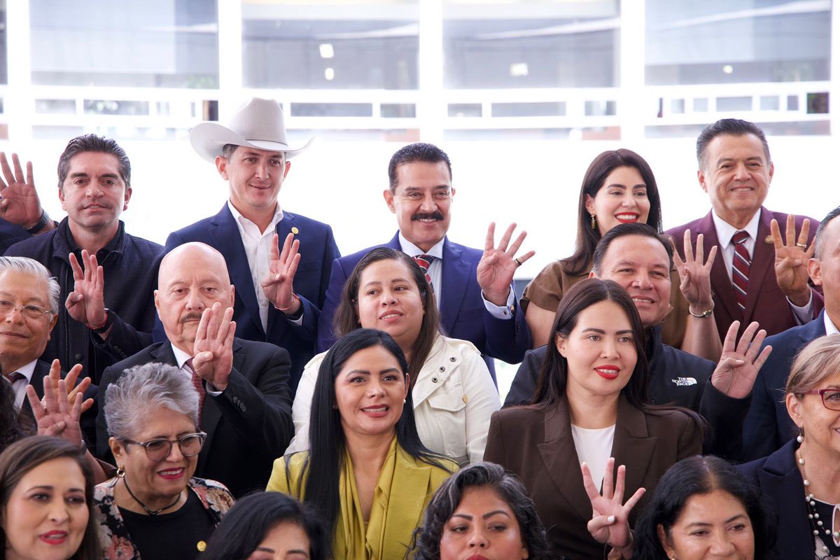 DrCarlosLomeli's tweet photo. Con el corazón a la izquierda y las convicciones firmes, las y los @MorenaSenadores estamos listos para iniciar un nuevo periodo de sesiones, acompañando la visión de nuestra Presidenta, la Dra. @Claudiashein, en la construcción del Segundo Piso de la Cuarta Transformación. 

Tenemos claro de dónde venimos, por quién luchamos y hacia dónde vamos: seguir transformando la vida pública de México, defender las causas del pueblo y poner siempre a las y los mexicanos por delante.