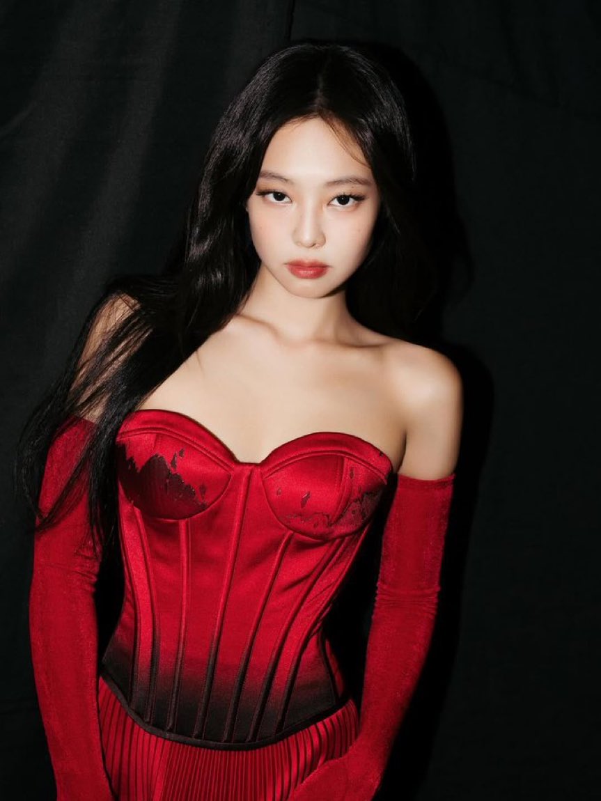 USRadioUpdater's tweet photo. .@jennierubyjane officially breaks #ROSE’s record for the longest running #1 by a K-Pop artist in US Pop Radio (Mediabase) history (6 weeks). https://t.co/BsCwyGFZI0
