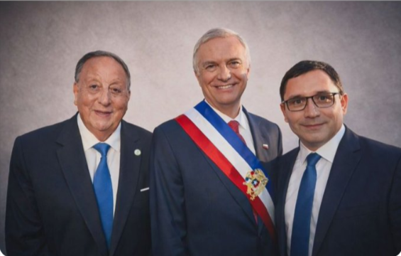 JzConstant's tweet photo. Cuando se pregunten el porqué la pasividad de los camioneros ante el alza de combustibles miren esta foto
 
Aparece el presidente de los camioneros y el represenante de cerimedo en Chile https://t.co/9v79uOExjF