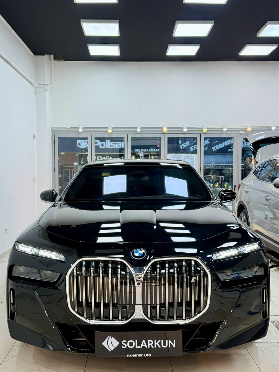 SolarkunTR's tweet photo. BMW i7 xDrive60
Elektrikli lüksün en sessiz ve en iddialı hali.Komple plotter kesim şeffaf kaplama (PPF) uygulandı.
Boyası çizilmeye, taş izine ve UV’ye karşı koruma altında. Parlaklık ilk günkü gibi kalacak. 🛡️

Sizce bu seviye bir araca PPF şart mı, yoksa abartı mı?
Yorumlara yazın.