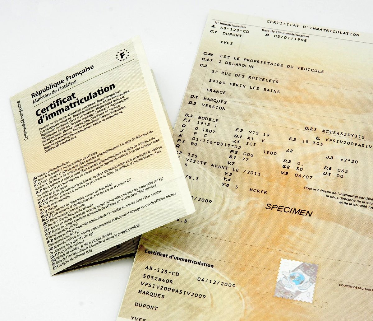 chatloyaliste's tweet photo. 🚨 CARTES GRISES : 550 MILLIONS D’EUROS ENVOLÉS APRÈS LA « MODERNISATION »

En 2017, l’État ferme les guichets des préfectures au nom de la modernisation.

Près de 1 900 agents s’occupaient jusque-là des cartes grises.

Ils sont remplacés par un système entièrement dématérialisé et l’accès direct au fichier des immatriculations est confié à des dizaines de milliers d’opérateurs privés.

Jusqu’à 39 000 professionnels habilités.

Encore environ 32 000 aujourd’hui.

Et pour accélérer la délivrance des titres, l’État fait un choix absolument génial : faire confiance d’abord et contrôler ensuite.

Les cartes grises sont donc délivrées avant que les contrôles sérieux soient effectués.

Résultat ? 👇

Près d’un million de véhicules ont été immatriculés par seulement 300 sociétés fictives.

Des garages qui n’existaient pas ont pu enregistrer des centaines de milliers de véhicules que l’État est ensuite devenu incapable de rattacher à leurs véritables propriétaires.

Entre 2022 et 2024, la facture dépasse 550 millions d’euros : 💸

→ environ 300 millions de taxes sur les cartes grises non payées ;

→ 255 millions de contraventions et d’amendes impossibles à recouvrer.

Et ce n’est pas tout. 🔓

Début 2026, la Fédération nationale de l’automobile révélait que les accès au SIV de 22 garages avaient été piratés, permettant plus de 3 millions d’euros d’immatriculations frauduleuses.

Quelques mois plus tard, une attaque distincte contre le portail ANTS exposait potentiellement les données personnelles de 11,7 millions de comptes.

Voilà donc la « modernisation » de l’État :

Il supprime ses agents.

- Il distribue les accès à une fonction régalienne à des dizaines de milliers d’acteurs privés.
- Il contrôle après avoir délivré les documents officiels.
- Il laisse entrer des sociétés fictives.
- Il se fait pirater les accès.

Puis il découvre, plusieurs années plus tard, qu’un million de véhicules et plus d’un demi-milliard d’euros se sont évaporés.

Les véritables mesures de réaction n’ont commencé qu’en mai 2025.

Pendant ce temps, ce même État veut décider à la place des parents si leurs enfants peuvent accéder aux réseaux sociaux.

Il s’immisce dans les foyers lorsqu’on ne lui demande rien, mais disparaît lorsqu’il s’agit d’exercer ses missions les plus élémentaires : garantir l’identité, la propriété et l’authenticité de ses propres titres.

Omniprésent dans votre vie privée.

Introuvable dans son rôle régalien.

Mais rassurez-vous : si votre véhicule est bien déclaré, que votre nom et votre adresse sont exacts et que vous dépassez la limitation de 10 km/h, le radar automatique vous retrouvera parfaitement. 📸

Cette partie-là de l’État fonctionne à merveille.