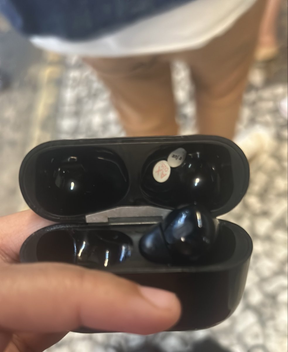 ThaisaFresil's tweet photo. Esqueci um lado do meu fone no museu https://t.co/PVv1yOib7L