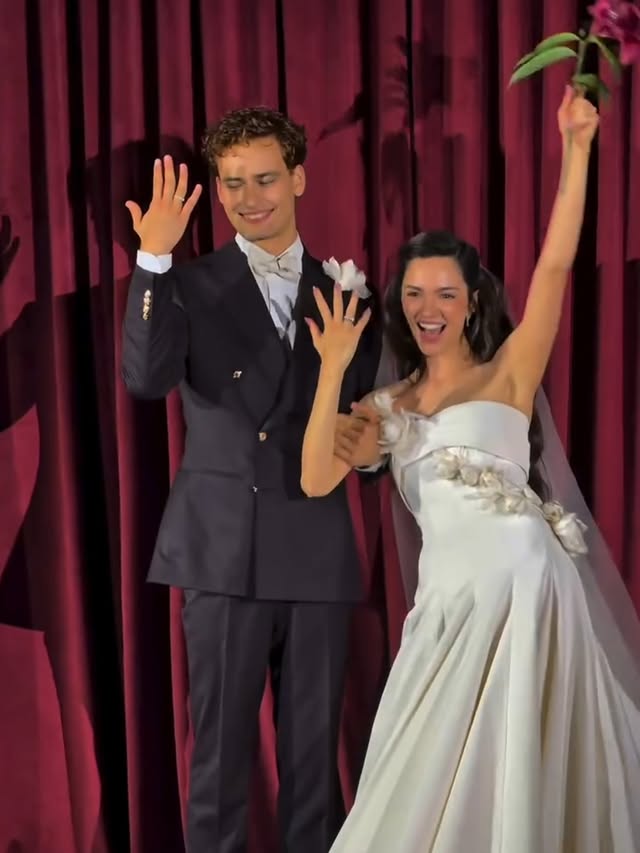fs_gossips's tweet photo. Two-time figure skating world champion Evgenia Medvedeva and dancer Ildar Gaynutdinov hosted a wedding celebration after having their civil ceremony earlier this month 🥂❤️

#iceskate #iceskating #フィギュアスケート #figureskate #figureskating https://t.co/fBHdUHAYh9