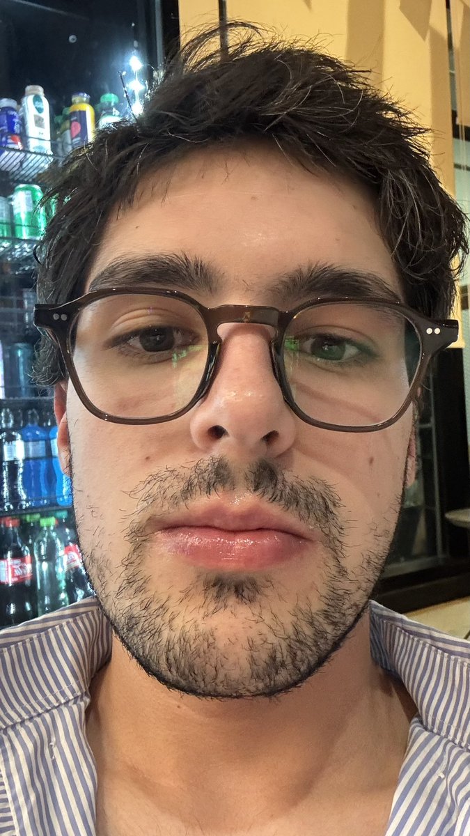 matzerazvdo's tweet photo. acho q finalmente me acostumei com os óculos https://t.co/4WIsbgAT4Q
