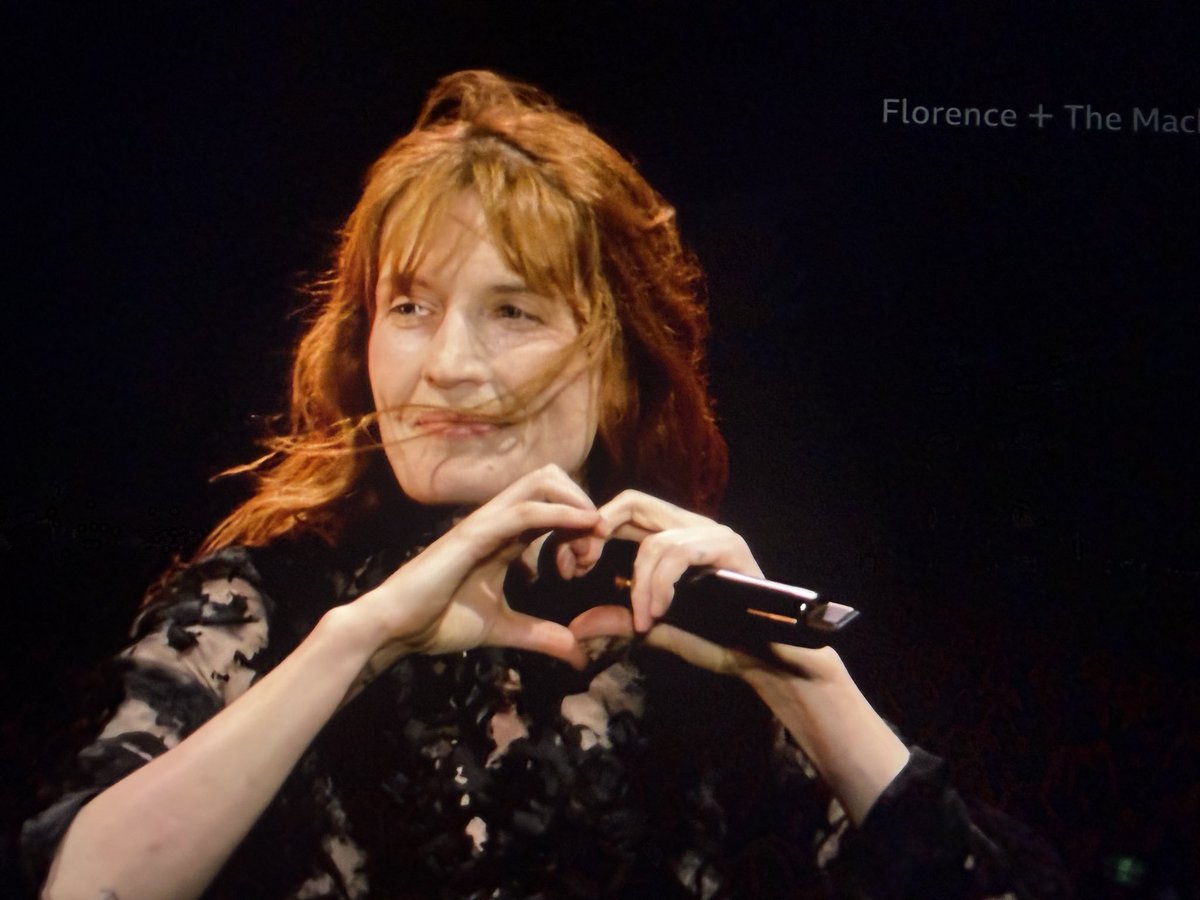 siteflorence_br's tweet photo. Florence + The Machine se apresentando no último show da EVERYBODY SCREAM TOUR!

TRANSMISSÃO OFICIAL: https://t.co/jaYFLiR5cD https://t.co/aDbAfLDzM1