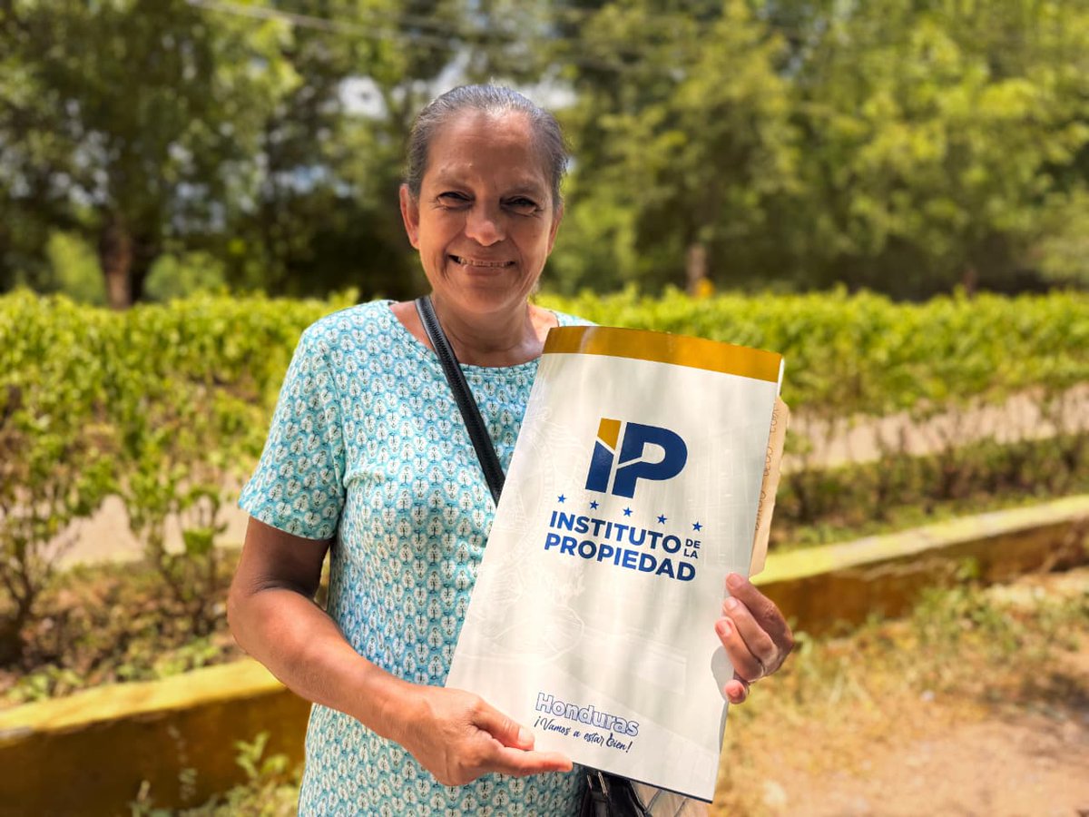 ip_hond's tweet photo. 📌Detrás de cada título hay años, incluso décadas, de espera. Familias que heredaron terrenos sin respaldo legal y que hoy pueden asegurar un patrimonio para sus hijos. La jornada benefició a más de 5,300 pobladores de Olanchito, Yoro. https://t.co/TSvfcbAdaH