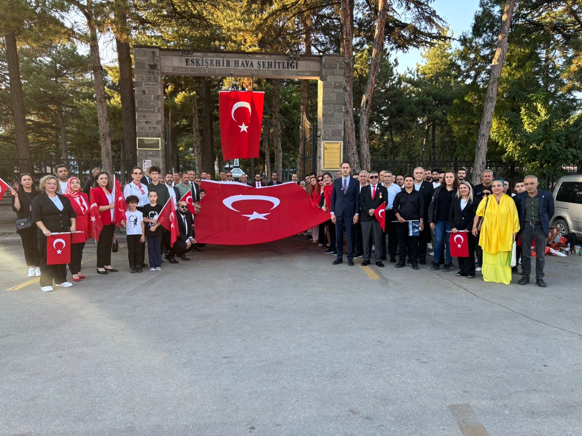 CirakStajFED's tweet photo. Eskişehir’de düzenlenen bir programda, 

@anahtarparti 
@yavuzagiraliog 
@caglarolce 
@skahramaner 
@scsms_eskisehr 
@UmmuOzkan_26 

Anahtar Parti İl Başkanı Sayın Çağlar Ölce ve İl Başkan Yardımcısı Sayın Servet Kahramaner Beyler ile Eskişehir İl Temsilcimiz bir araya gelerek verimli bir temas gerçekleştirmiştir.

Çözüm odaklı, sıcak ve samimi yaklaşımları ile haklı mücadelemize gösterdikleri ilgi için değerli siyasilerimize teşekkür ederiz.

Staj ve çıraklık hakkımız için sahada ve masada mücadeleye devam ediyoruz! ⚖️🛠️

Yargıdan Karar Çıktı
#StajyerÇıraklıkMeclise