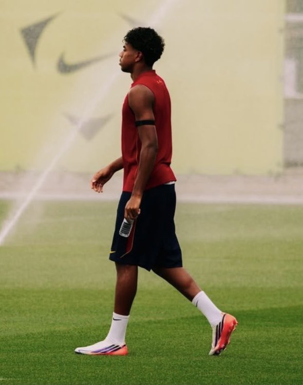 AccessYamal's tweet photo. 📸 | Lamine Yamal from today’s training session. 🤩❤️ https://t.co/haWqMsnnDa