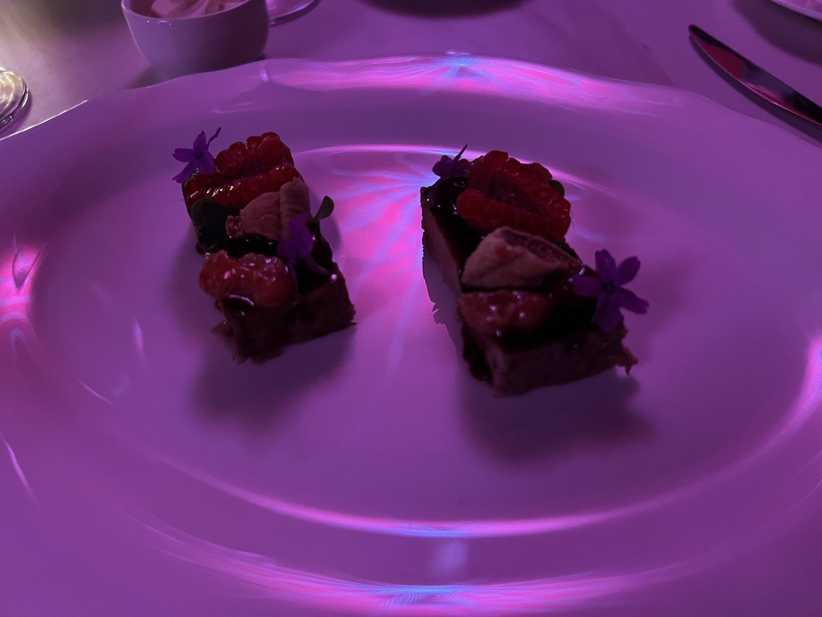 MiamKitty's tweet photo. New age parmiggiana
lobster
foie gras
spaghetti raw scallops https://t.co/AXlCYO52eS