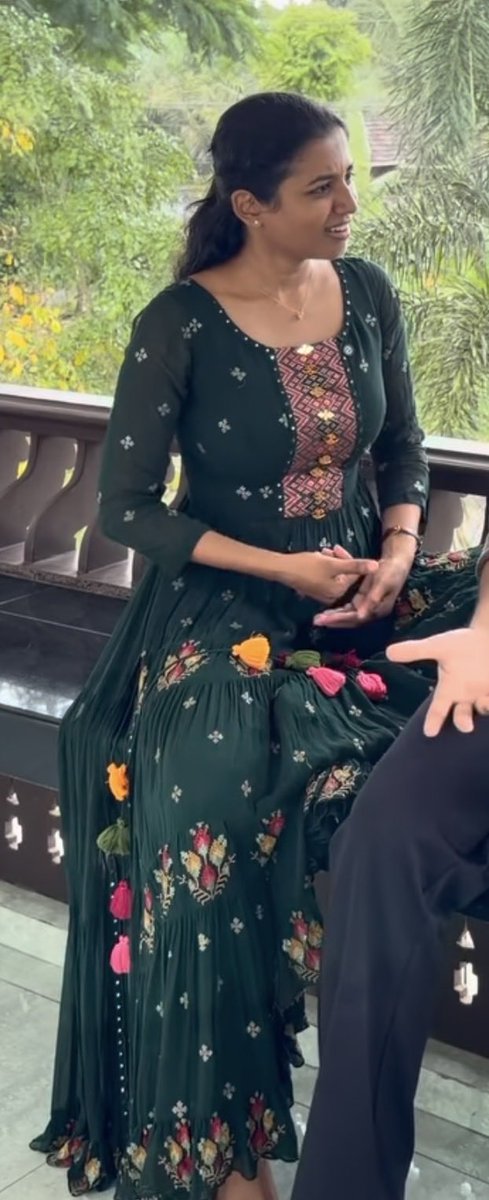 kujulimasthu_'s tweet photo. Aishu recent days she became thick and glow also increased - What could be the reason guys ? https://t.co/fTXxd2D9MI