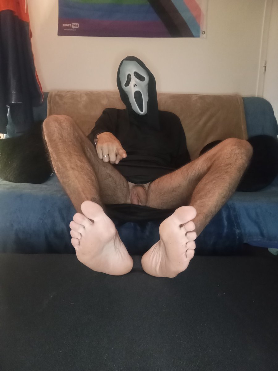 pupptox3331's tweet photo. Ghost face a besoin de quelq'un a ses pieds 👣👣👣
#gayfeet #pieds #gaykiffeur #feetfetısh #gaybordeaux #gayfrench #footfetish #kiffeur https://t.co/L7S55tGvPZ