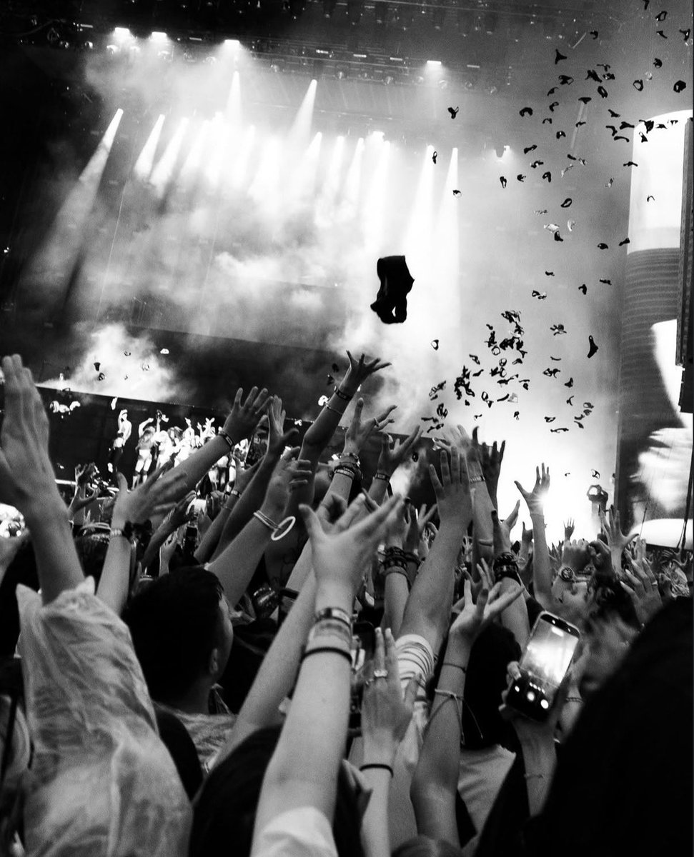 infoxcxarg's tweet photo. Charli xcx vía Instagram:

“A MENOS DE 2 SEMANAS DEL TOUR DE MUSIC, FASHION &amp; FILM, ¡BROOKLYN AGOTÓ SUS DOS NOCHES Y LA NOCHE 1 EN LOS ÁNGELES TAMBIÉN! ESTOY MUY EMOCIONADA, ¡VAMOOOOOS! <3 TODAVÍA PUEDEN CONSEGUIR ENTRADAS PARA FILADELFIA <3” 🖤 https://t.co/DgnIaXWhve
