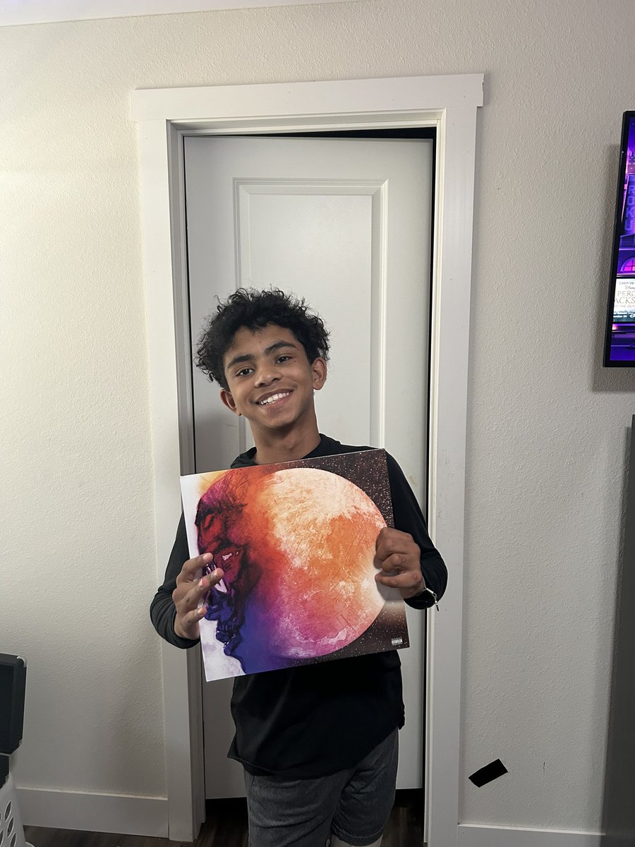 NeugentPhillip's tweet photo. 17 ts tuff @KiDCuDi  best artist no cap https://t.co/kw3TxlKnZj