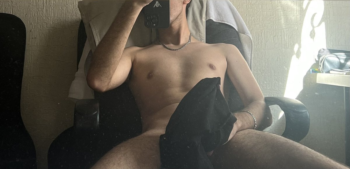 goonadictedM's tweet photo. Ven a sentarte aquí https://t.co/gt3PgFxm6e
