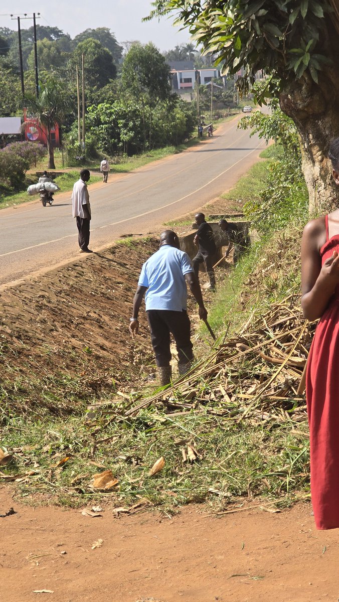 ElivisBagu's tweet photo. #EastKampalaSDAChurch @Kimwanyi, joins fellow Seventh-day Adventists across Uganda in supporting #NationalCleaningDay πΊπ¬.
@KagutaMuseveni @RobinahNabbanja
#NationalCleaningDay #Uganda #CleanUganda #SDAUganda #EastKampalaSDA @GovUganda @NEMA_Uganda @sambiraro https://t.co/Pa1oiWSipa