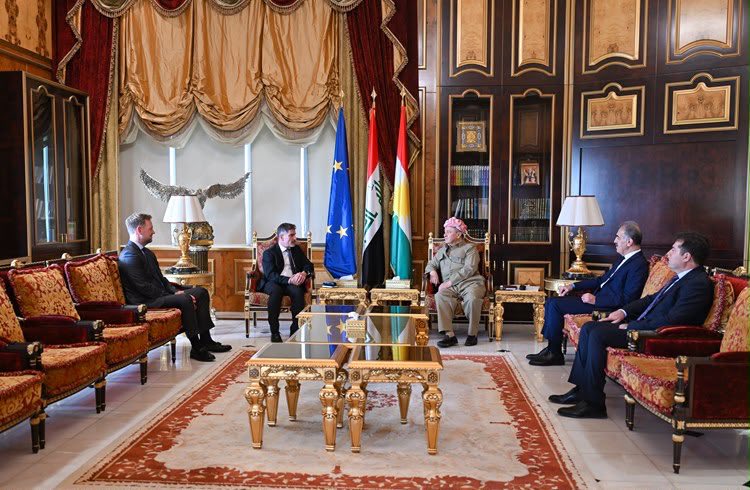 SafeenDizayee's tweet photo. President @masoud_barzani and @EUinIraq Ambassador Klemens Semtner, accompanied by the new Head of the EU Office in Erbil, Stephan Wendt, emphasized the stability of Iraq and Kurdistan. The delegation conveyed condolences to the families of those affected by the drone attacks. https://t.co/0aT5FmpeBi