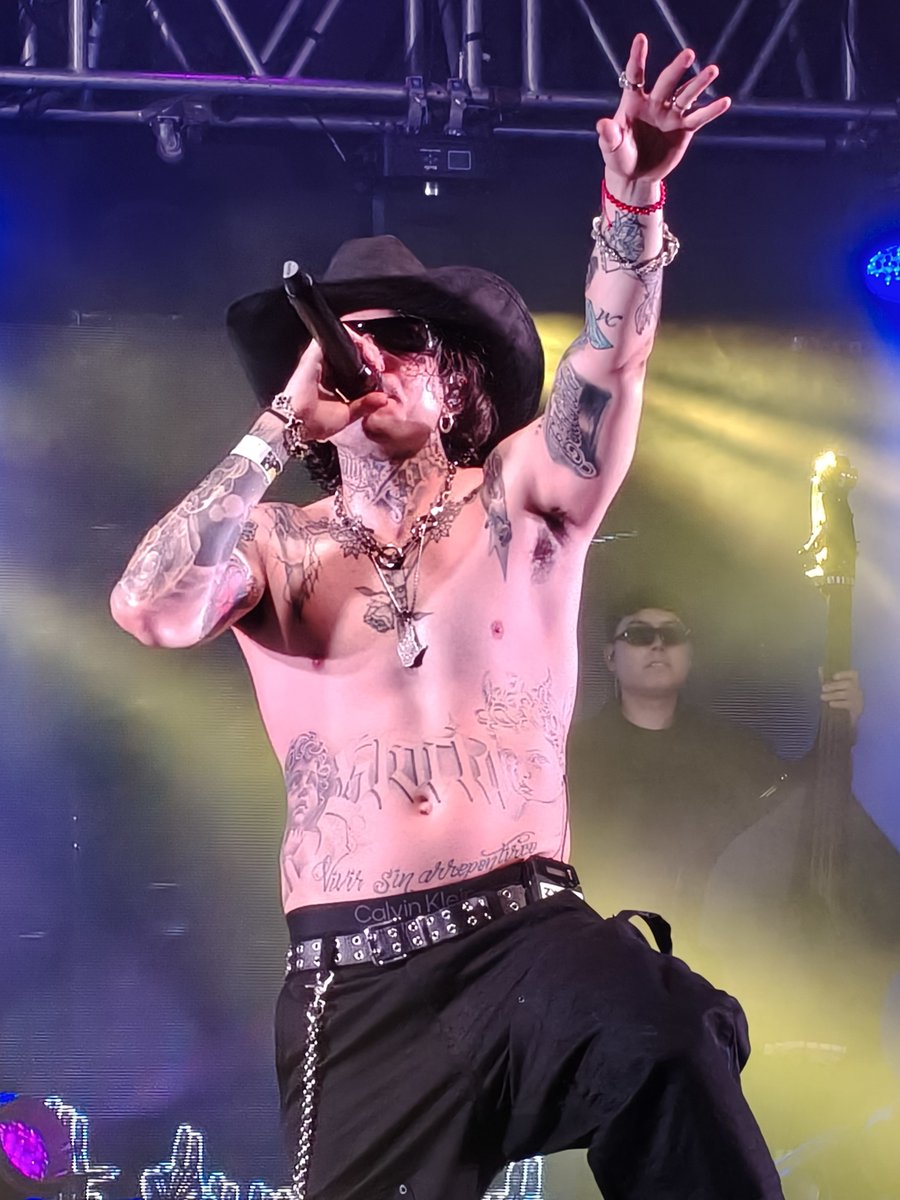unpluggednewsmx's tweet photo. ¡LADRONES LO HIZO! 🔥
Ayer 29/ago el Pabellón Oeste vibró con el Flow Pesado de Zxmyr, José Macario y co 💯💥
Presentaron "Arriba la L" 💿 un día después de su estreno. Rap + metal + regional = 💸🤘
¿Fuiste?
#Ladrones #ArribaLaL #PabellonOeste #FlowPesado https://t.co/rhrcZFfU4l