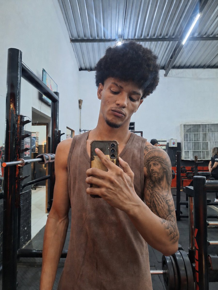 r4vixs's tweet photo. sonhei q eu tinha uma tatuagem no ombro 
será se eu faço? https://t.co/QVdsnMZZ2l