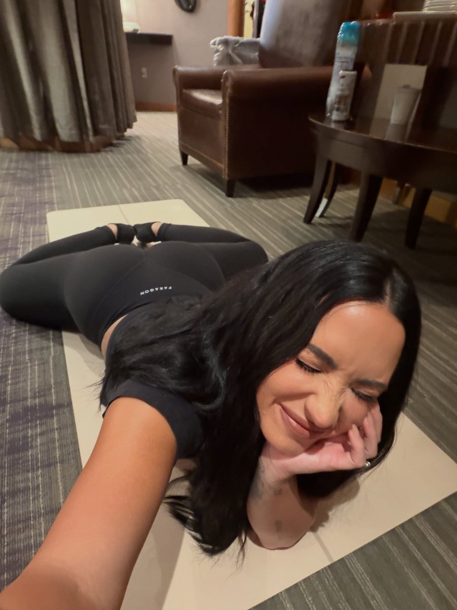portallovato's tweet photo. “só um pouco de alongamento pré-show 🐸🐸🐸”

📸 | Demi Lovato via Instagram em sua conta secundária. https://t.co/0LPV0f2pbJ