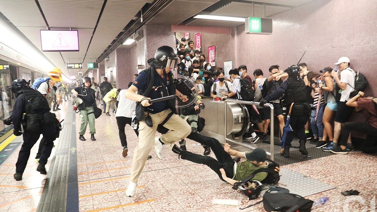 HongkongerKen's tweet photo. 7年了。毋忘831太子站黑警無差別襲擊無辜市民。 https://t.co/PqM77U0tBO